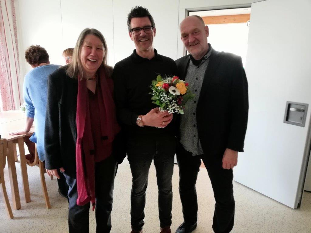 Auf dem Bild sind folgenden Personen von Links nach Rechts zu sehen.
Roswitha Tramm (Prädikantin), Willi Schlichter (Sozialpädagoge), Ingo Schrooten (Pfarrer)